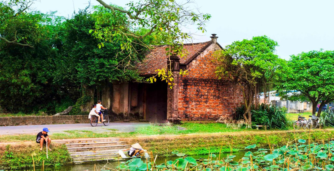 Duong Lam Ancient Village Tour From Hanoi